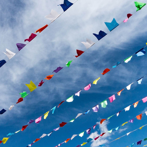 Флажная лента: яркая и разноцветная